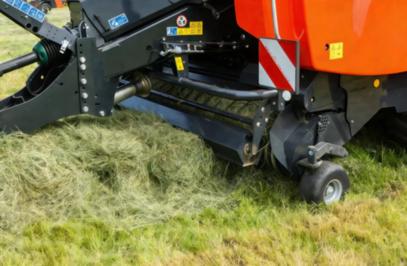 High-efficiency round hay baler connected with PTO shaft